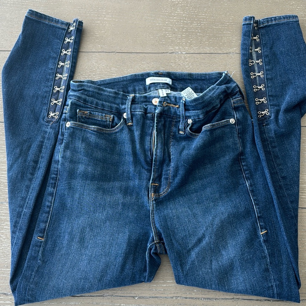 Good American blue jeans with cute hooker closure on ankle size 6